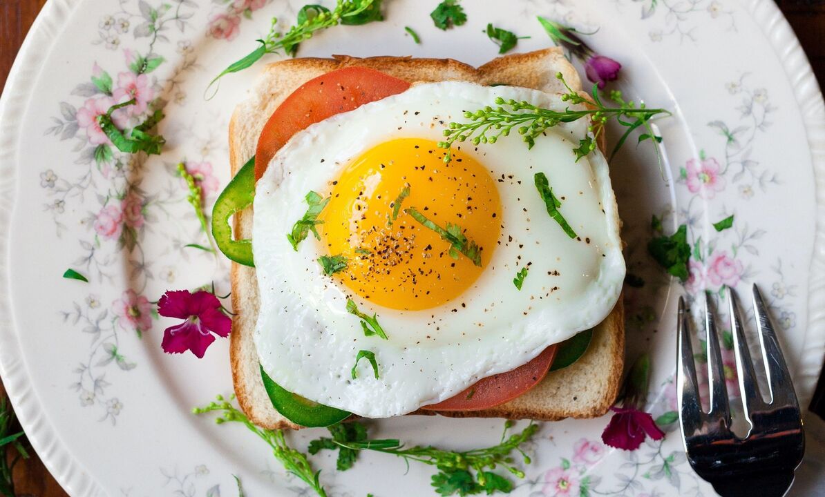 protein diyetinde çırpılmış yumurtalı sandviç